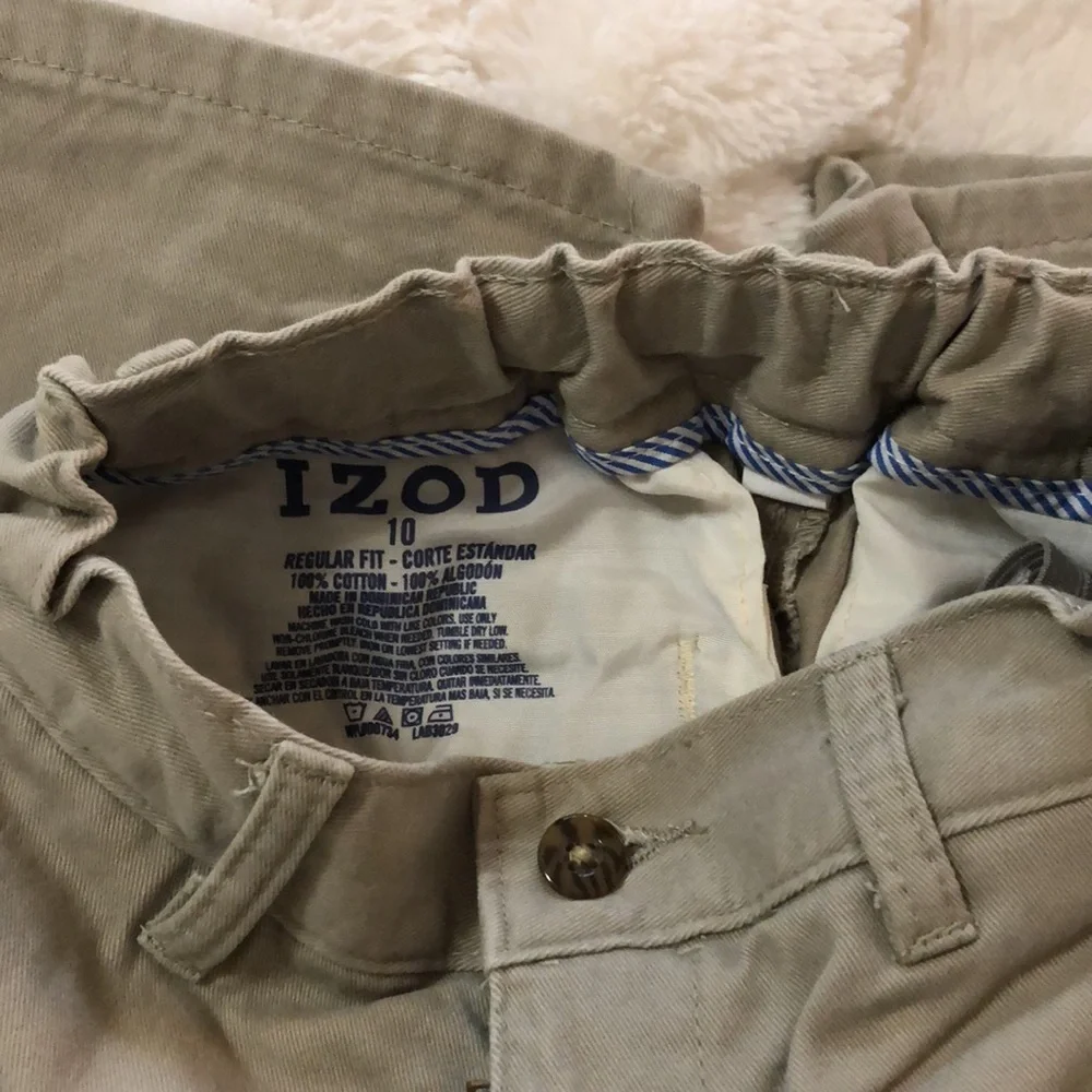 Izod youth khaki pants, excellent like-new condition.  Size 10.